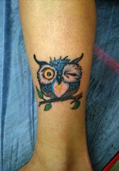 Tatuagem na perna da menina - coruja