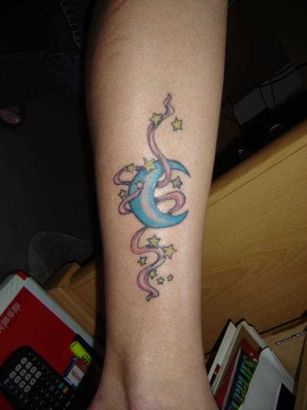 Tatuagem na perna da menina - da-lua e estrela