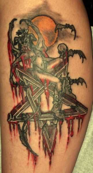 Tatuagem na perna da menina - diabo e o pentagrama