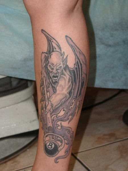 Tatuagem na perna da menina - diabo
