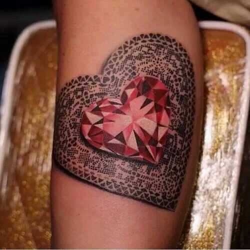 Tatuagem na perna da menina - diamante e o coração
