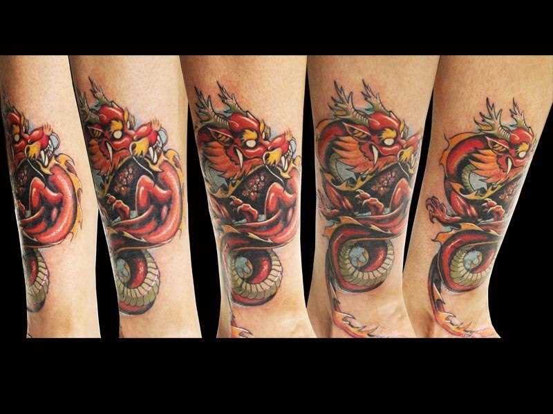 Tatuagem na perna da menina - dragão vermelho