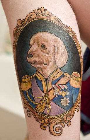 Tatuagem na perna da menina em forma de cão-general