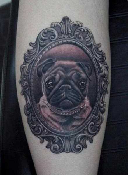 Tatuagem na perna da menina em forma de cão no quadro