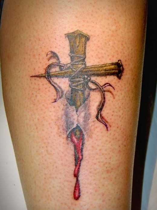 Tatuagem na perna da menina em forma de cruz
