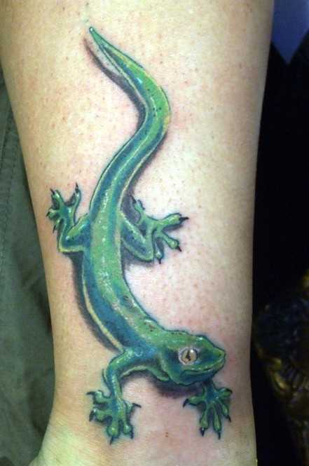 Tatuagem na perna da menina em forma de salamandra