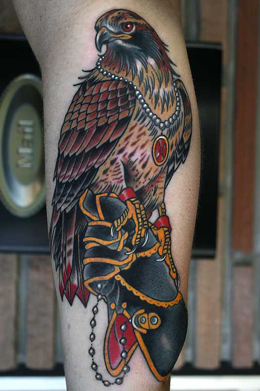 Tatuagem na perna da menina - falcão