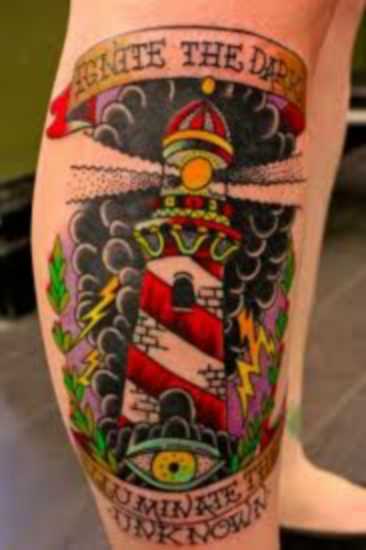 Tatuagem na perna da menina - farol, de olhos e legenda em inglês