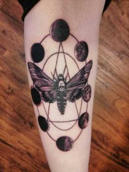 Tatuagem na perna da menina - fases da lua e traça