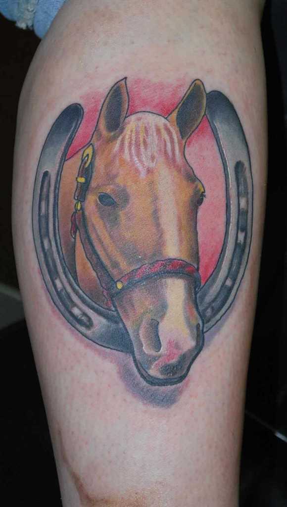 Tatuagem na perna da menina - ferradura de cavalo
