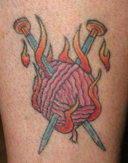 Tatuagem na perna da menina - fio e fogo