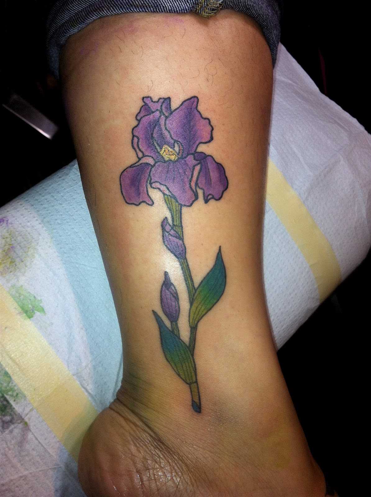 Tatuagem na perna da menina - flor de iris