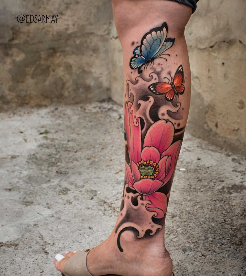 Tatuagem na perna da menina - flor e borboletas