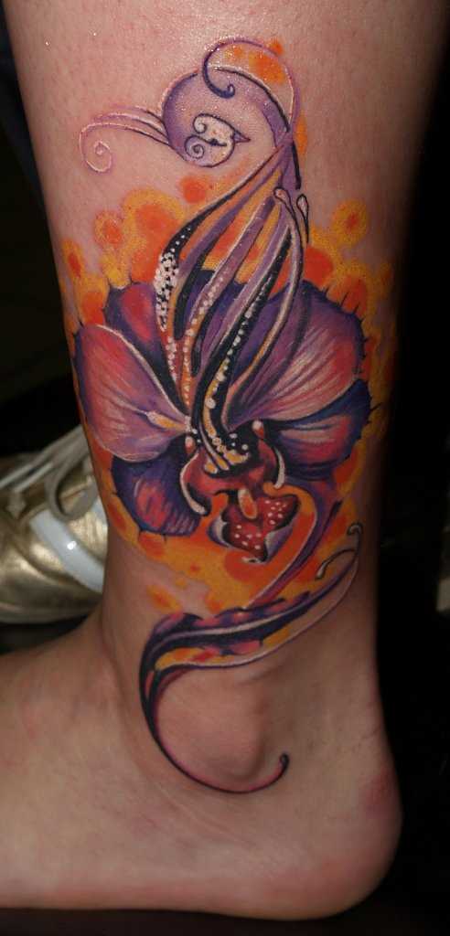 Tatuagem na perna da menina - flor