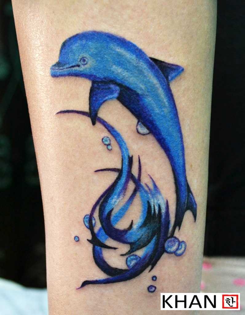 Tatuagem na perna da menina - golfinho