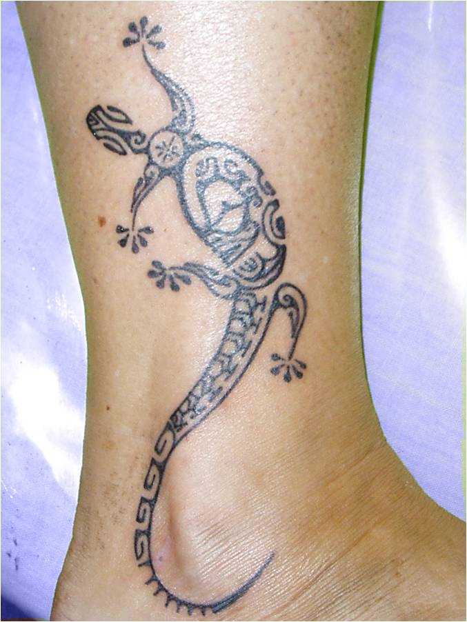 Tatuagem na perna da menina - lagarto