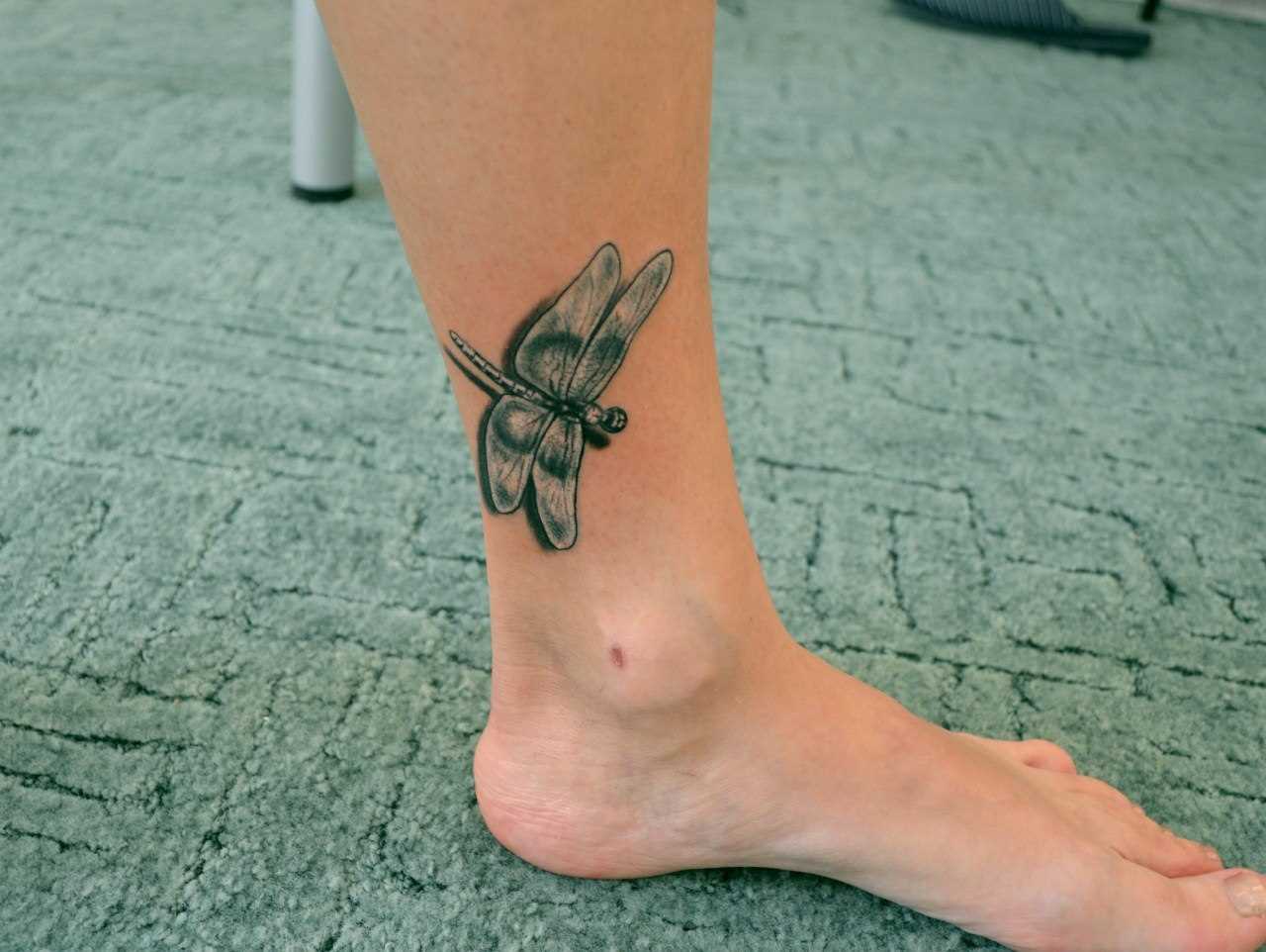 Tatuagem na perna da menina - libélula