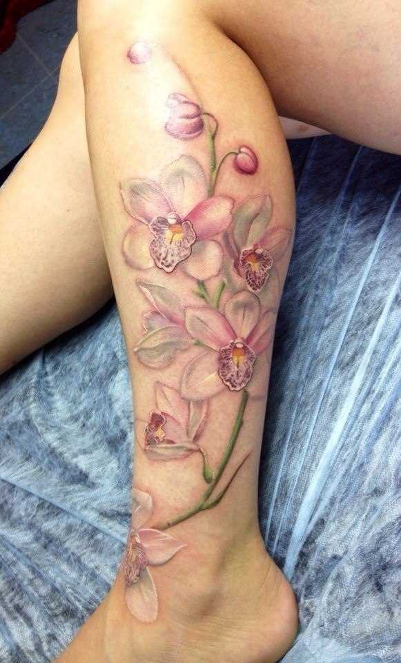 Tatuagem na perna da menina - lírio