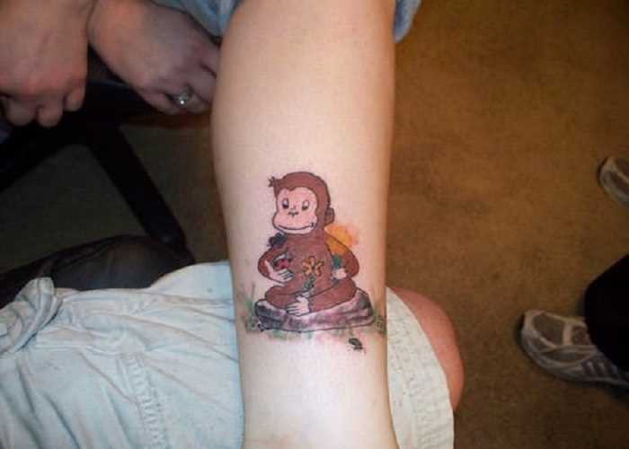 Tatuagem na perna da menina - macaco