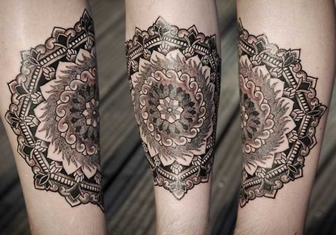 Tatuagem na perna da menina - mandala