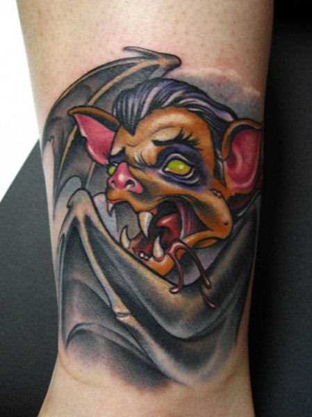 Tatuagem na perna da menina - morcego