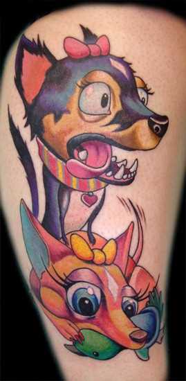 Tatuagem na perna da menina, na forma do cão e a raposa