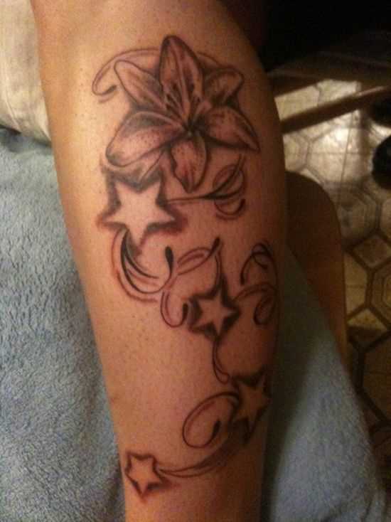 Tatuagem na perna da menina no estilo chicano - flores e estrelas