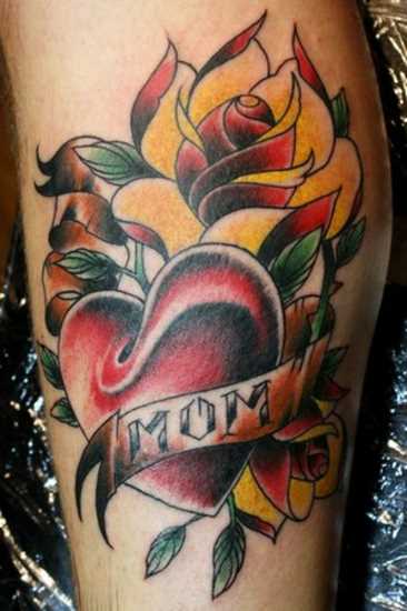 Tatuagem na perna da menina - o coração, a inscrição e a rosa amarela