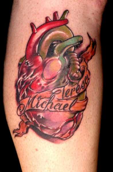 Tatuagem na perna da menina - o coração e a inscrição