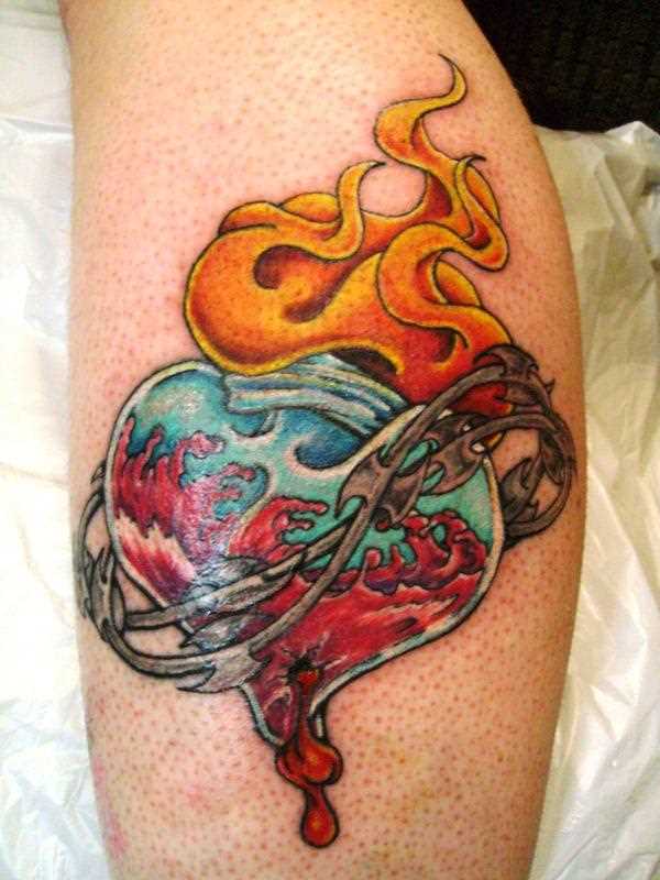 Tatuagem na perna da menina - o coração e o fogo