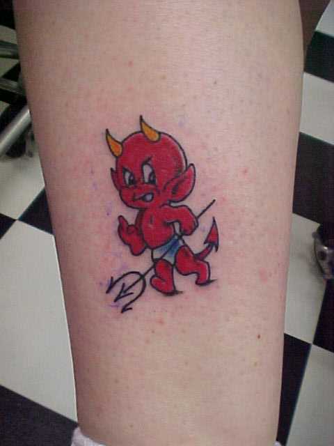 Tatuagem na perna da menina - o pequeno demônio