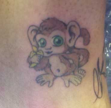 Tatuagem na perna da menina - o pequeno macaco
