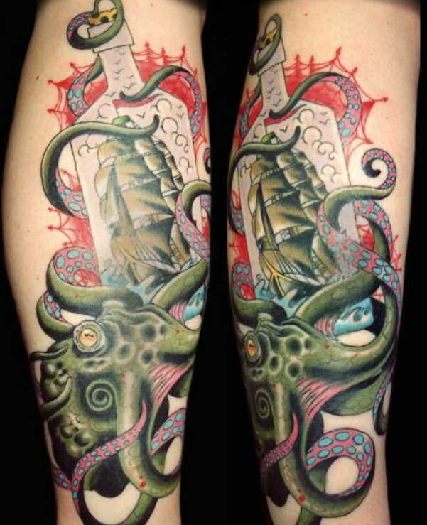Tatuagem na perna da menina - o polvo e o navio na garrafa