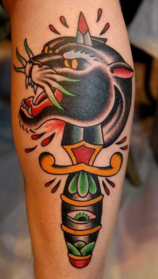 Tatuagem na perna da menina - pantera com o punhal na cabeça