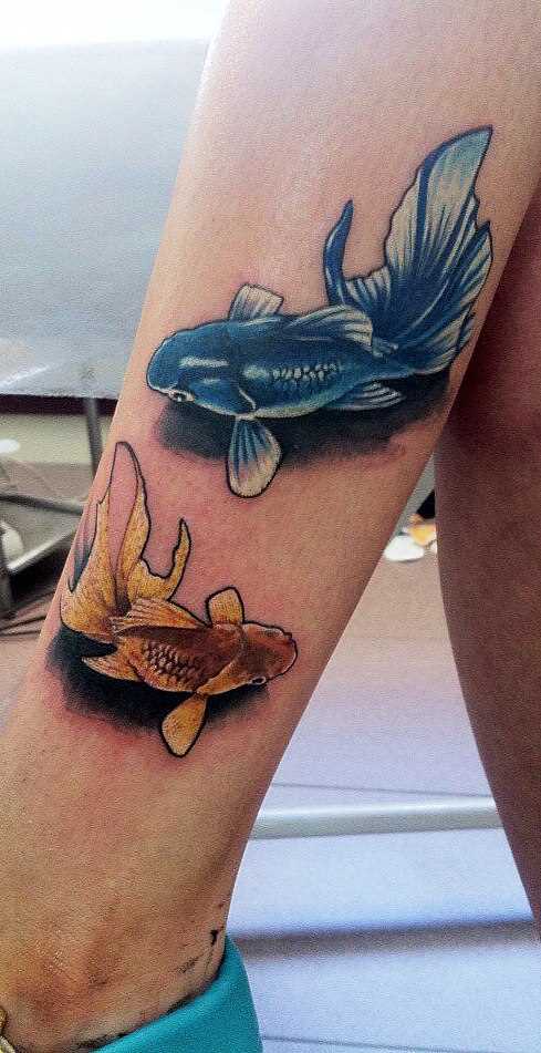 Tatuagem na perna da menina - peixe