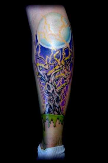 Tatuagem na perna da menina - relâmpago e a árvore