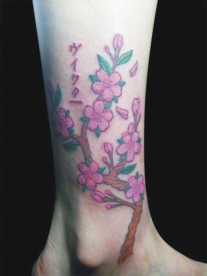 Tatuagem na perna da menina - sakura