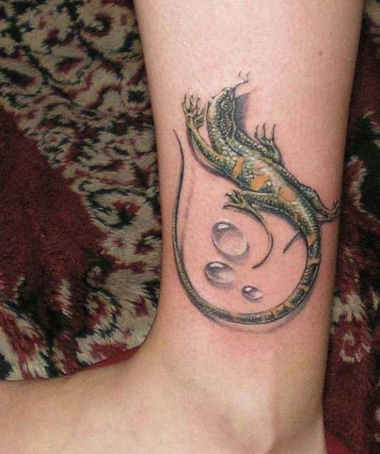 Tatuagem na perna da menina - salamandra e gotas de água