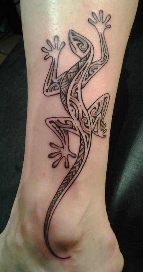 Tatuagem na perna da menina - salamandra na forma de um padrão