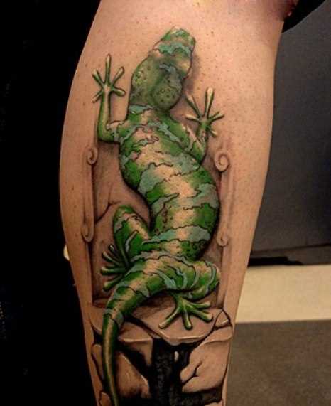 Tatuagem na perna da menina - salamandra sobre a rocha