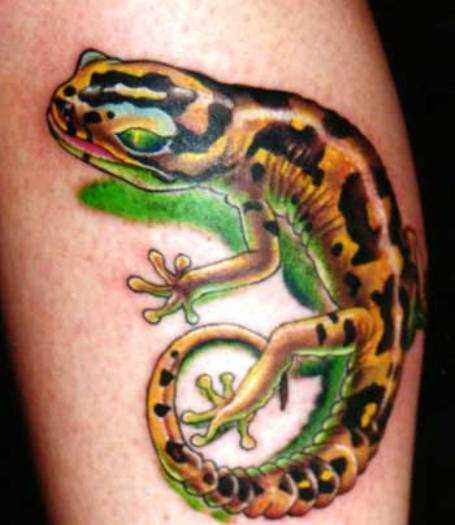 Tatuagem na perna da menina - salamandra