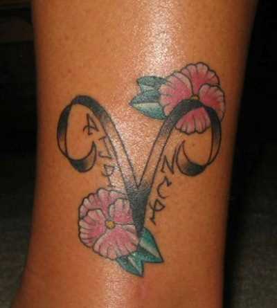 Tatuagem na perna da menina - signo de áries e flores