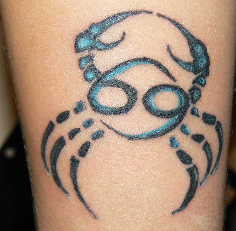 Tatuagem na perna da menina - signo de câncer