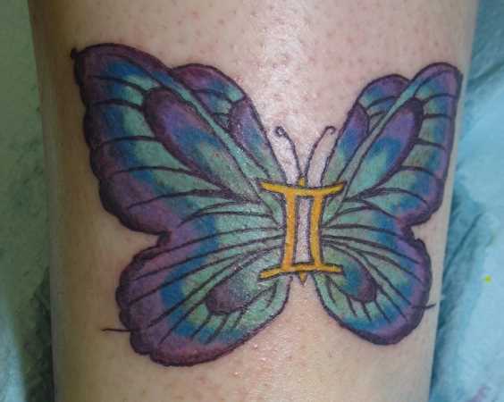Tatuagem na perna da menina - signo de gêmeos e uma borboleta
