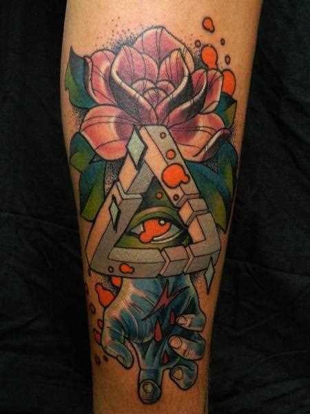 Tatuagem na perna da menina - triângulo e o olho, a mão e a flor