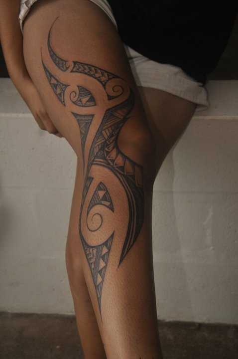 Tatuagem na perna da menina - tribal padrões
