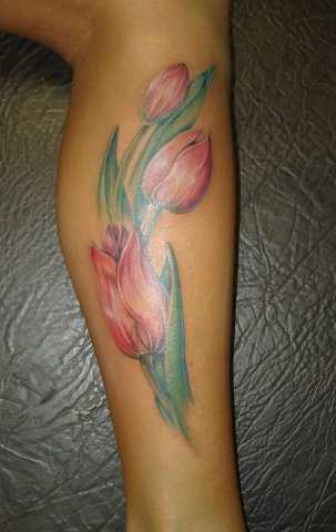 Tatuagem na perna da menina - tulipas