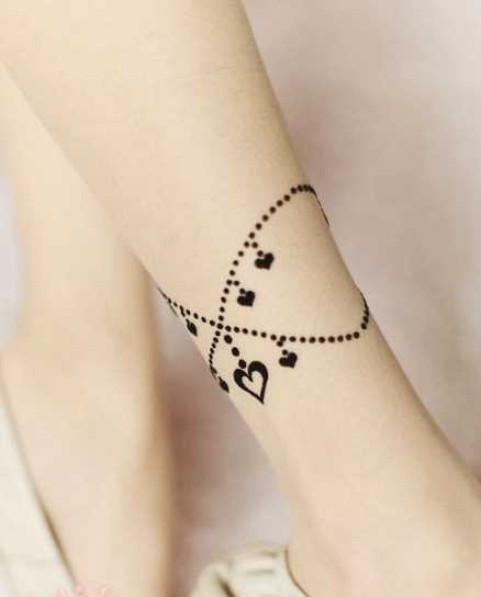 Tatuagem na perna da menina - um colar com um coração