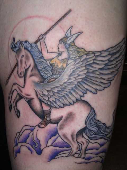 Tatuagem na perna da menina - Valkyrie sobre o cavalo