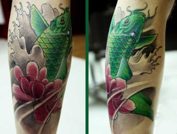 Tatuagem na perna da menina - verde carpa e lótus